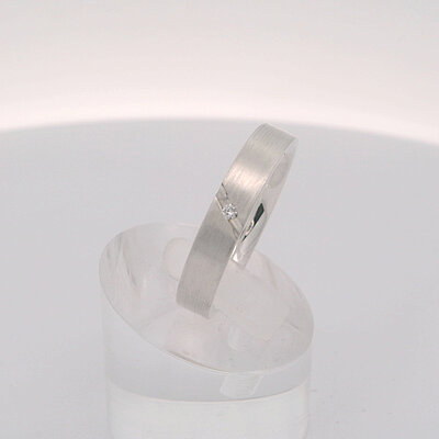 Ring mit diagonalem Einschnitt und Steinbesatz 